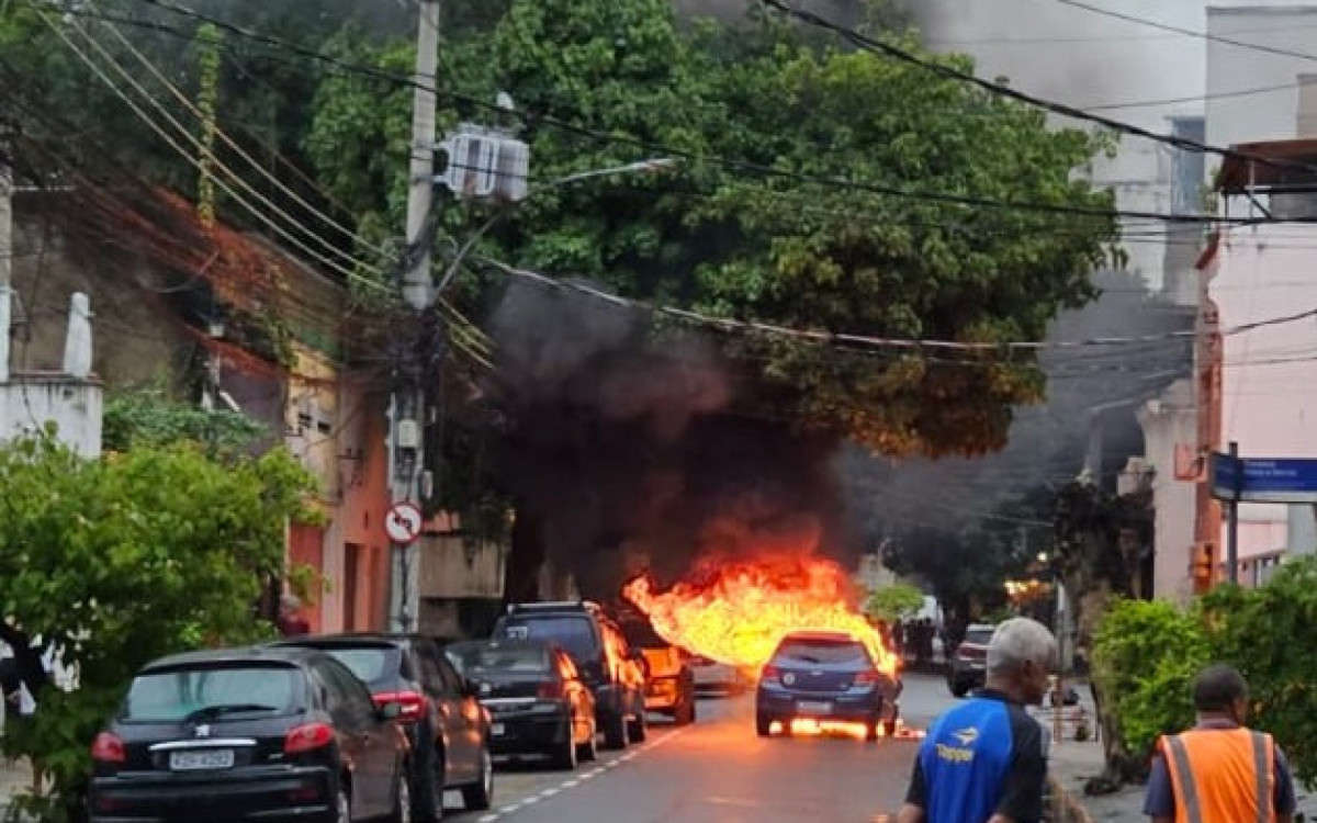 Carro pegou fogo na Rua Barão de Iguatemi - Reprodução