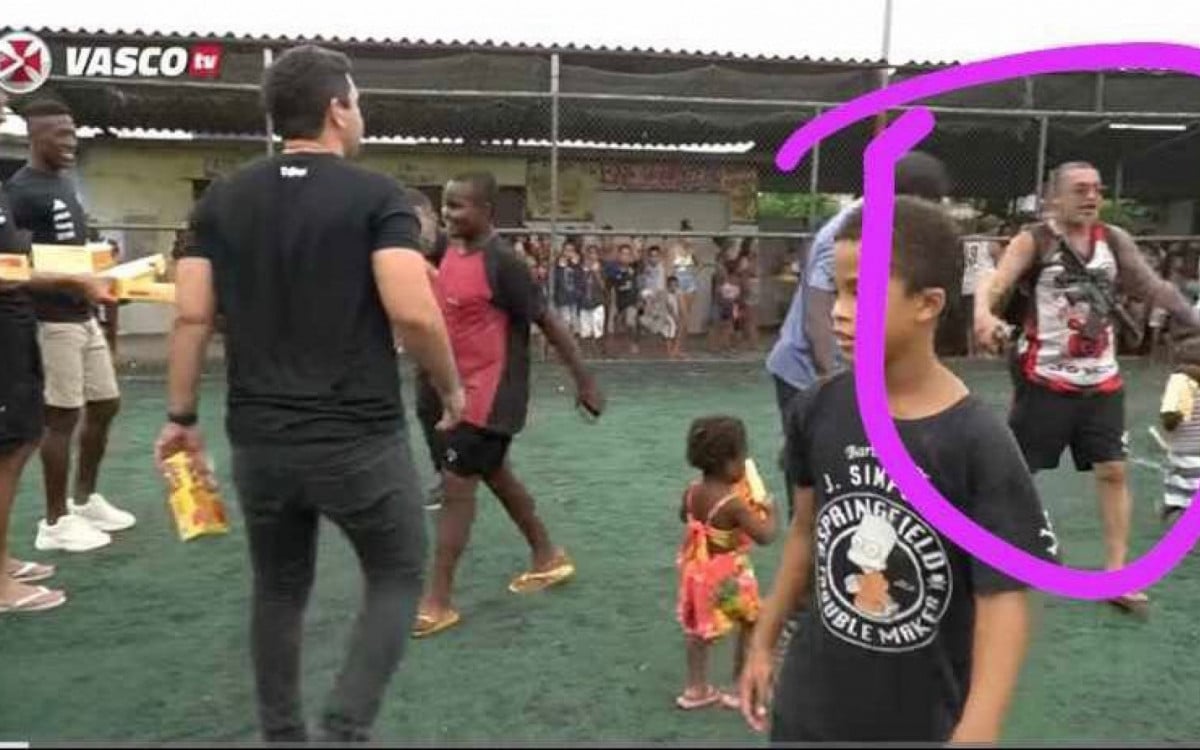 Homem com camisa da Jovem Fla aparece armado com fuzil em ação social do Vasco - Foto: Reprodução/Twitter