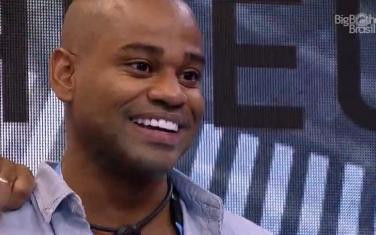 Rocco rouba a cena durante o Almo&ccedil;o do Anjo