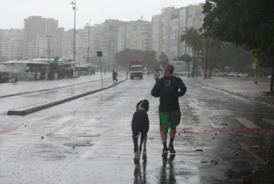 Rio tem previsão de pancadas de chuva com raios