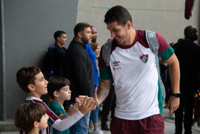 Nino admite momento especial após título do Fluminense: 'Pelo Diniz e pelo Marcelo'