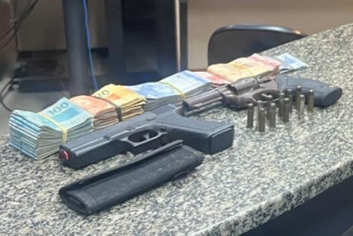 Homem é preso com revólver, simulacro de pistola e R$ 20 mil em espécie