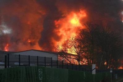Incêndio gera fumaça tóxica em Hamburgo na Alemanha