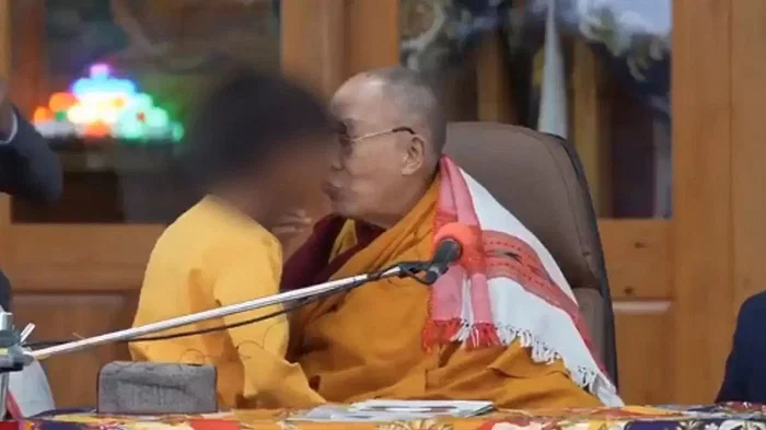 Dalai Lama beija garoto na boca e revolta Web
