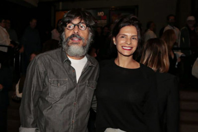 Discretos, Helena Ranaldi e o marido fazem rara aparição em estreia de peça 