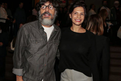 Discretos, Helena Ranaldi e o marido fazem rara aparição em estreia de peça 