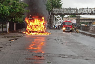 Ônibus é atingido por incêndio na Avenida Brasil