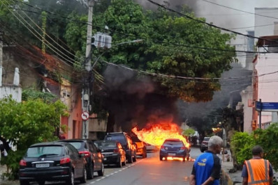 Carro pega fogo na Praça da Bandeira