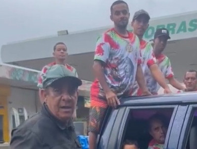 Vídeo! Zeca Pagodinho enfrenta chuva e distribui ovos de Páscoa para as crianças em Xerém
