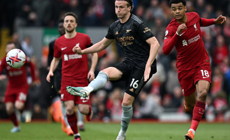 Liverpool busca empate contra o Arsenal em jogo de gols brasileiros