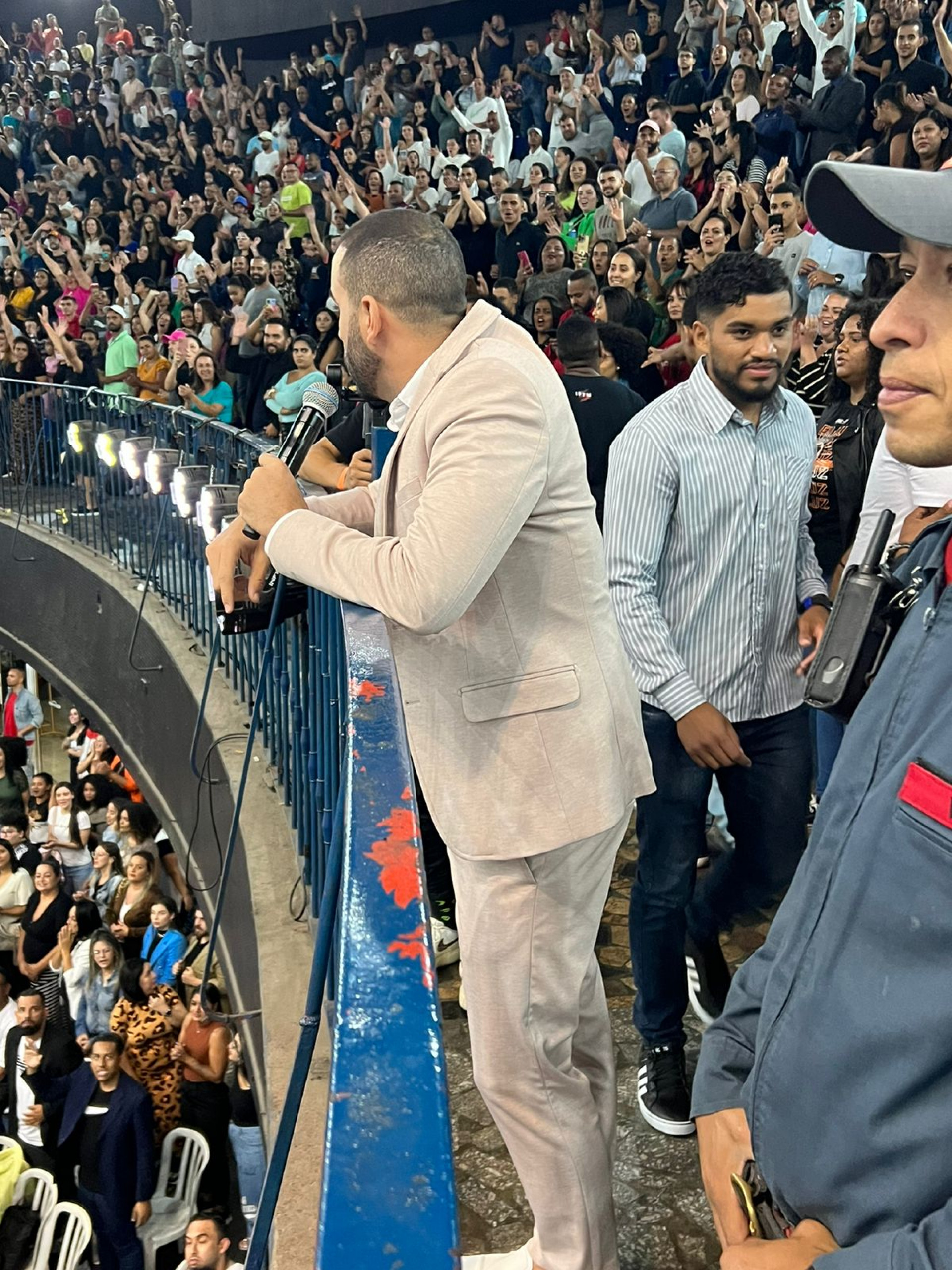 Vigília com pastor Leonardo Sale que parou a noite em São Paulo - Fotos: Alexandre Picchetto