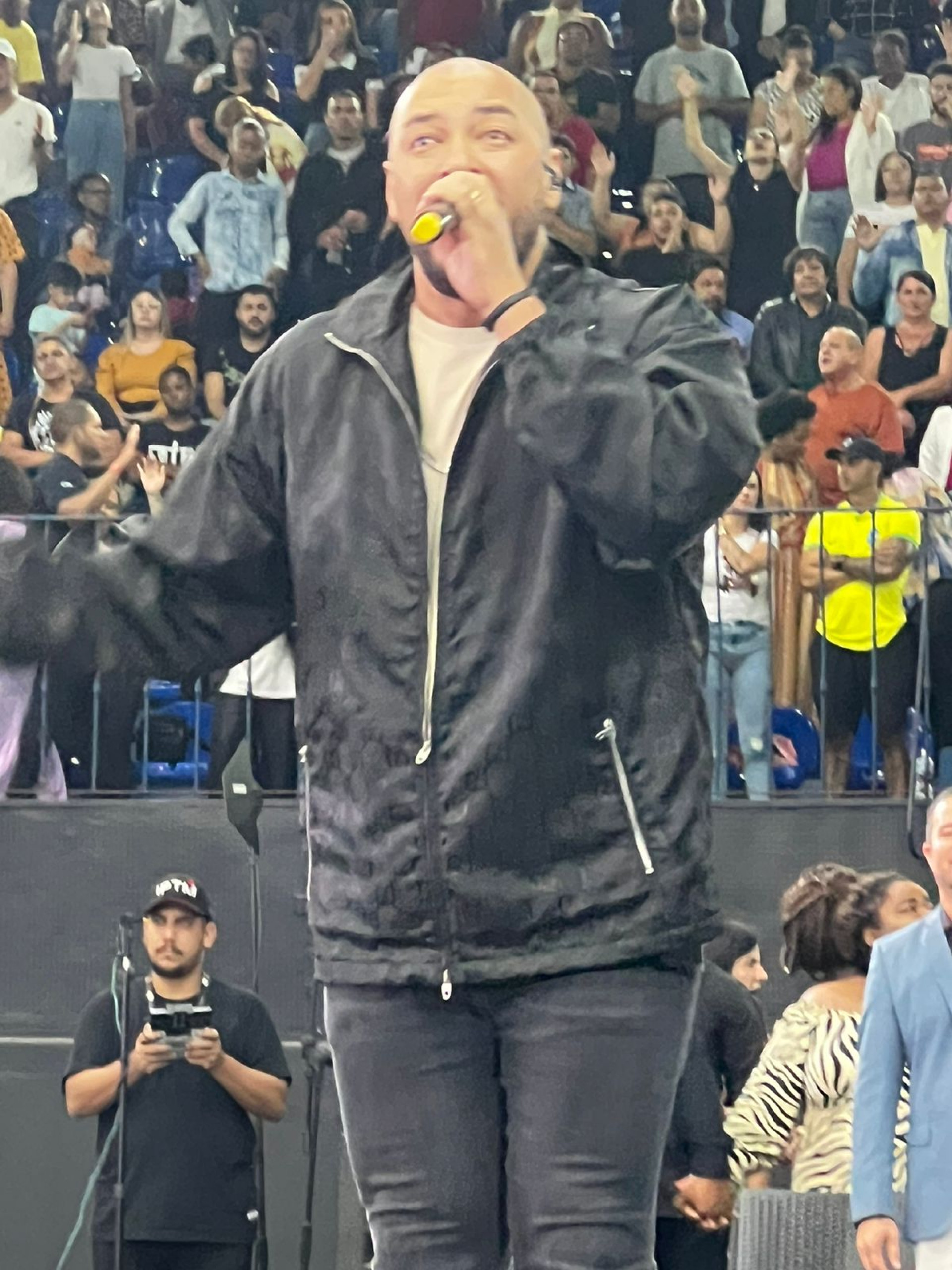 Vigília com pastor Leonardo Sale que parou a noite em São Paulo - Cantor Tom Carfi