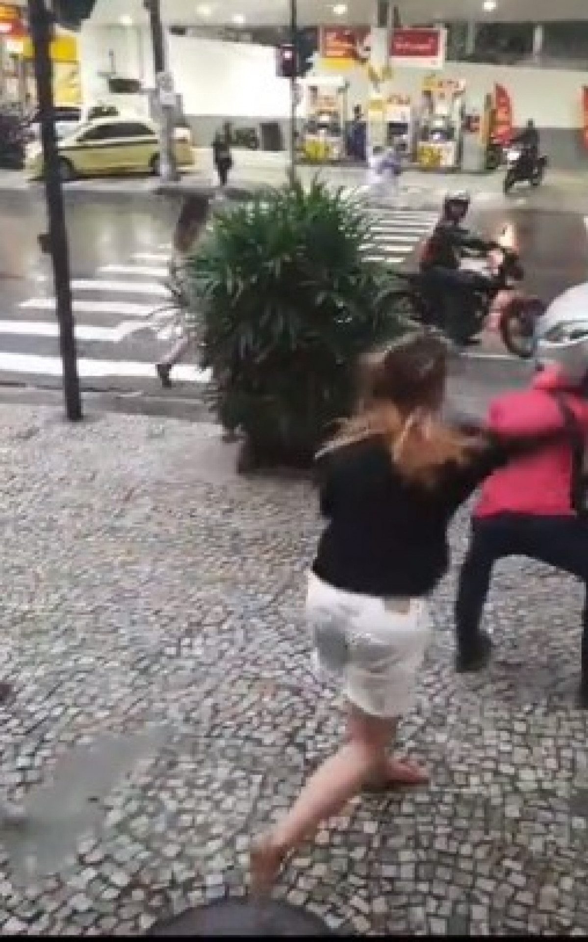 Mulher agride entregador de delivery em São Conrado - Reprodução/Redes Sociais
