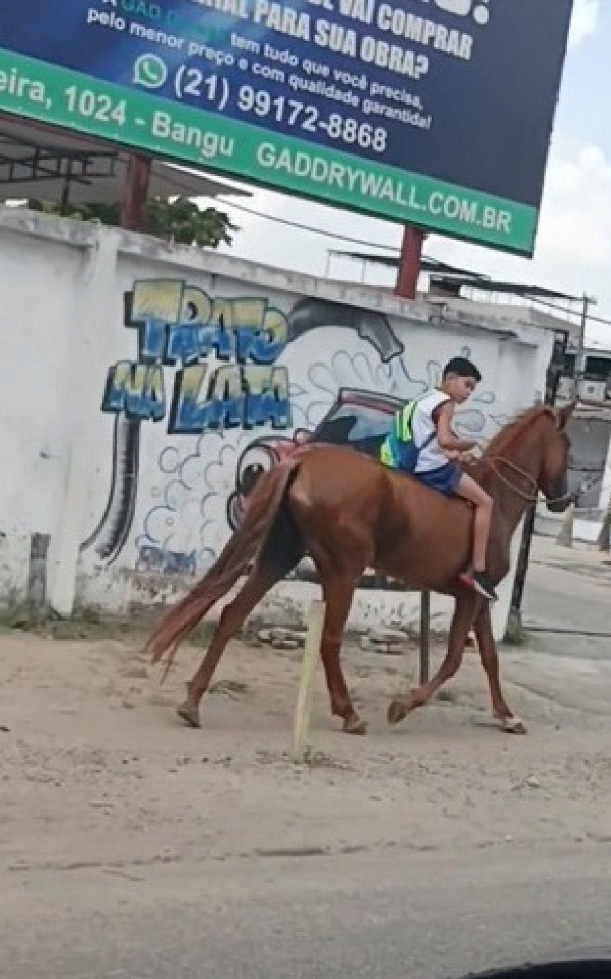 No vídeo, Pedro aparece com uniforme da escola e mochila andando no cavalo pela calçada - Rede Social
