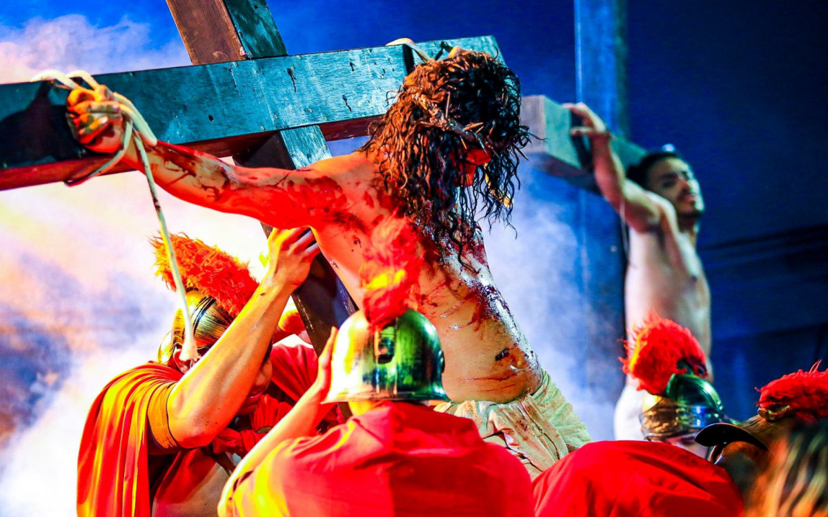 O sofrimento de Jesus Cristo foi retratado no espet&aacute;culo, que emocionou o p&uacute;blico