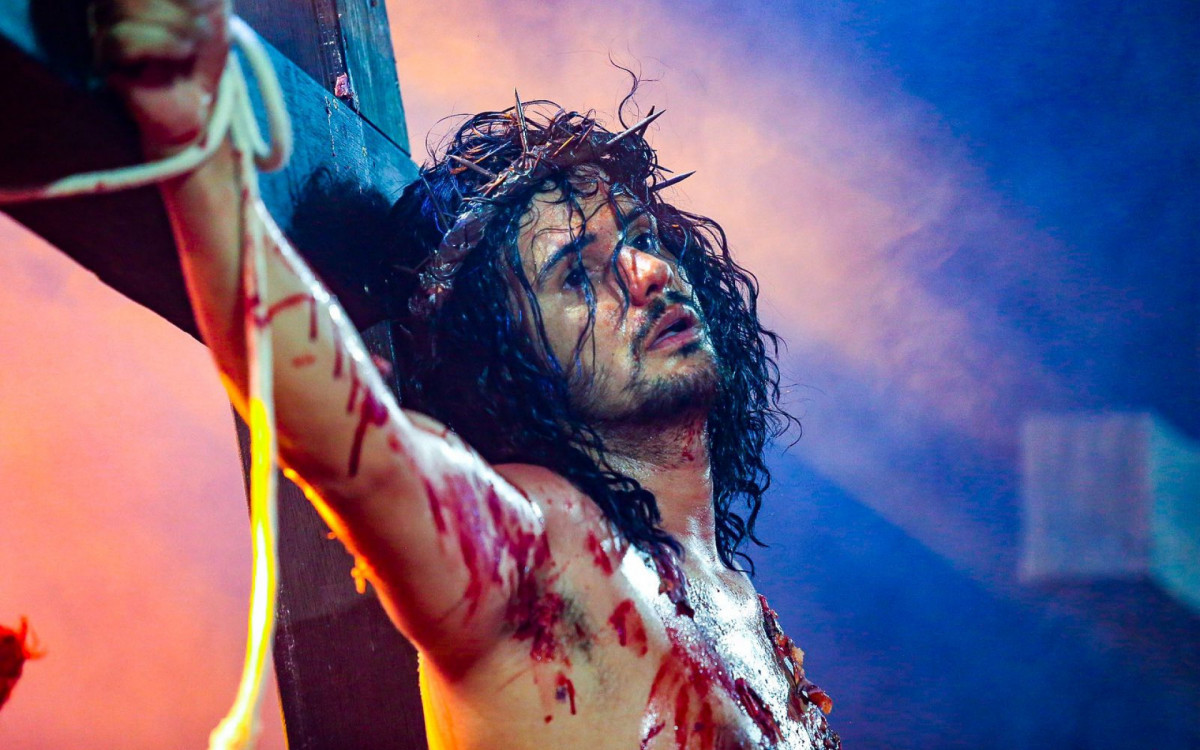 O sofrimento de Jesus Cristo sendo crucificado foi retratado na pe&ccedil;a e arrancou aplausos e l&aacute;grimas do p&uacute;blico