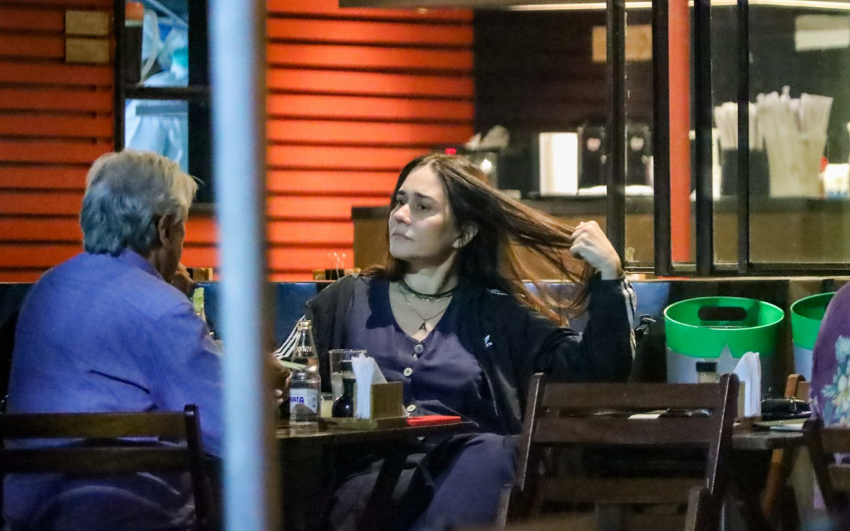 Alessandra Negrini toma drinks em bar do Rio acompanhada por amigo