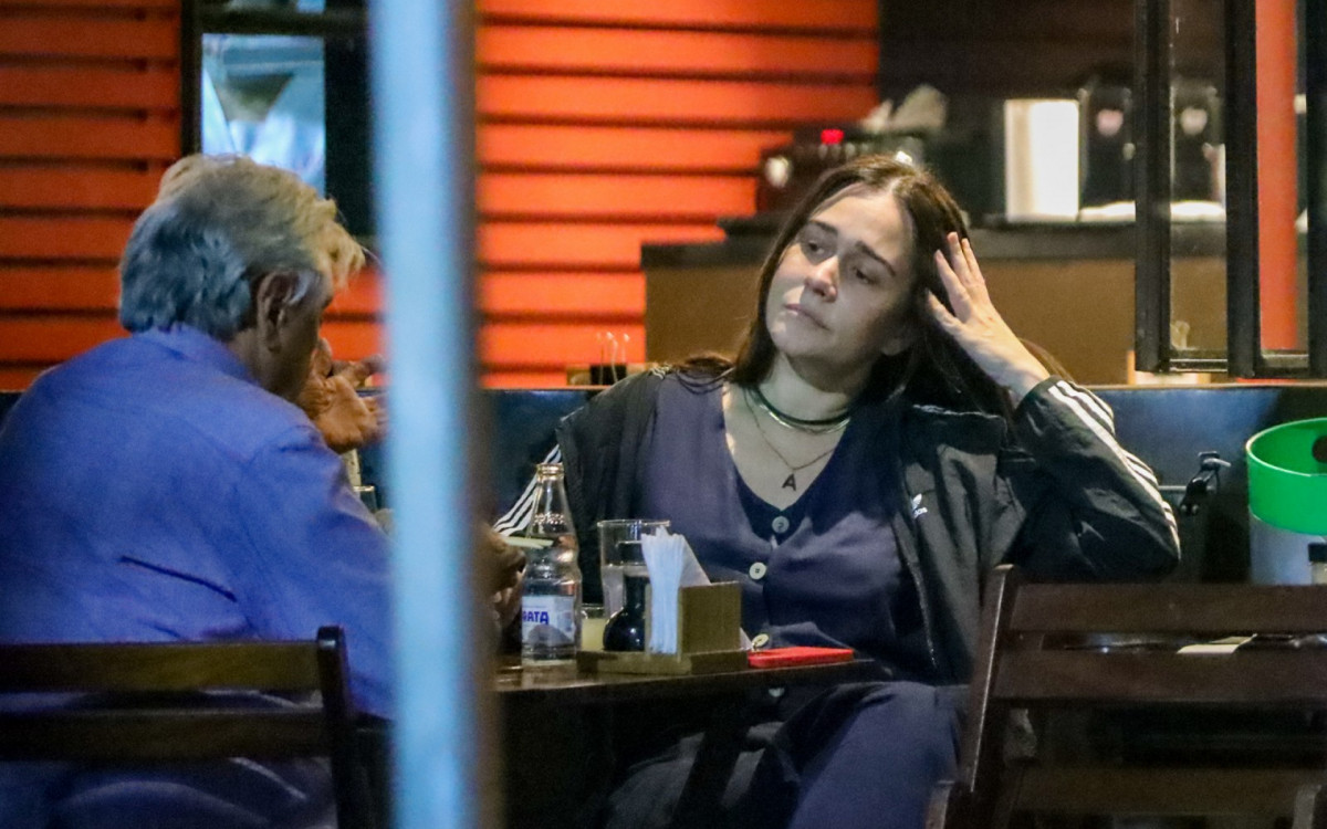 Alessandra Negrini toma drinks em bar do Rio acompanhada por amigo