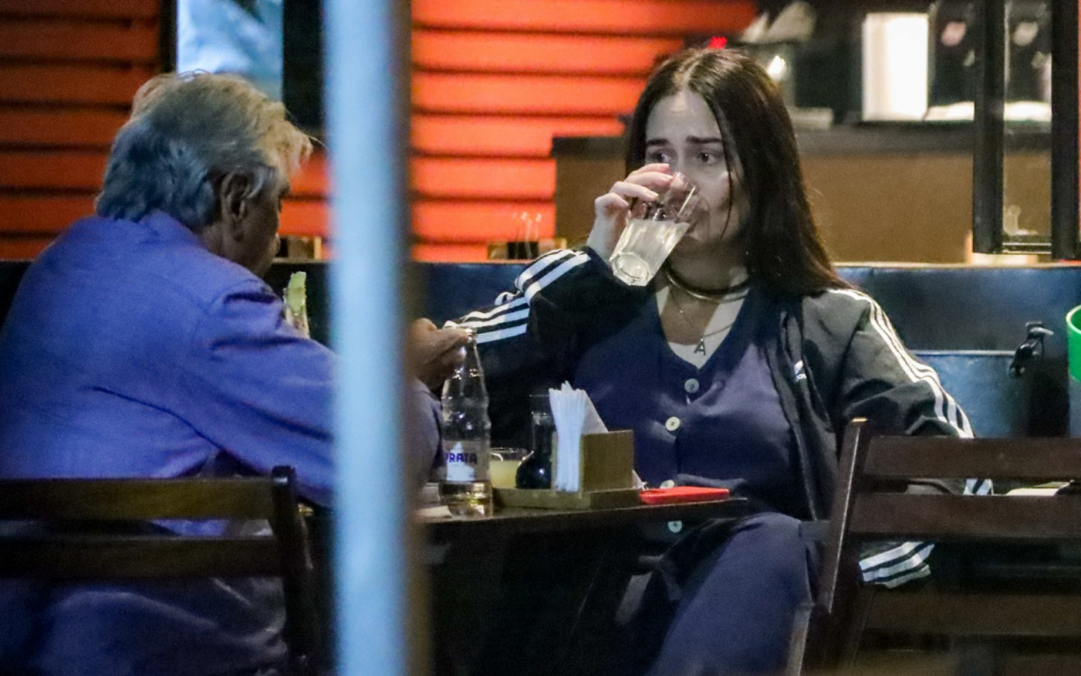 Alessandra Negrini toma drinks em bar do Rio acompanhada por amigo