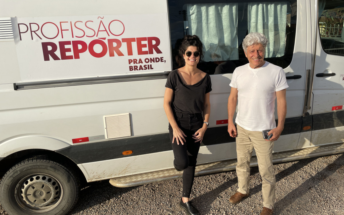 Caco Barcellos e a rep&oacute;rter Danielle Zampollo