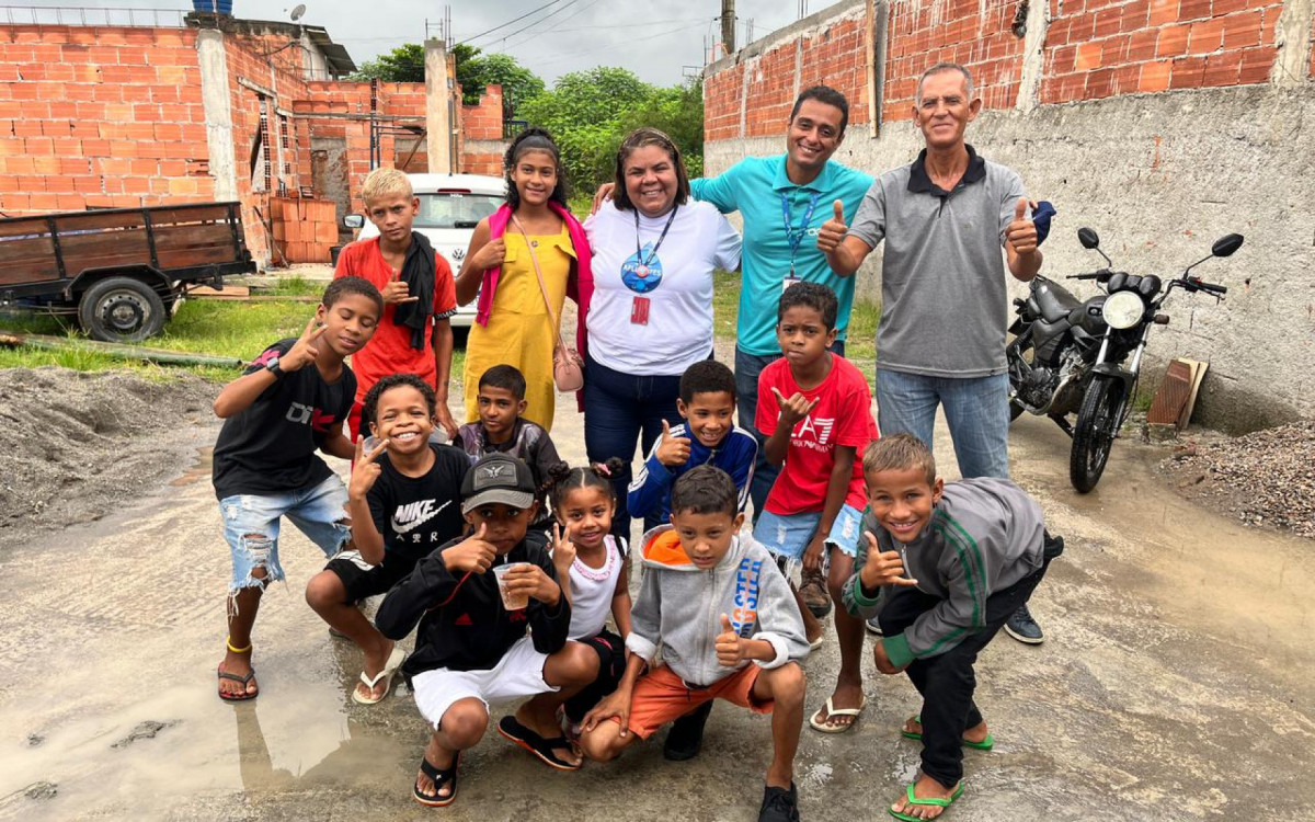 Equipe da &Aacute;guas do Rio, em Belford Roxo, com as crian&ccedil;as da Associa&ccedil;&atilde;o dos Moradores Amigos do Recantus