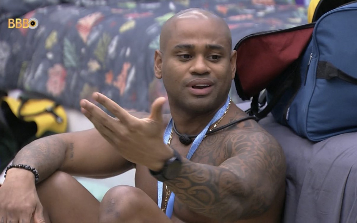 Cezar Black questionou Ricardo Alface ao notar que o brother gravava conversa do quarto Fundo do Mar - Reprodução/Globoplay