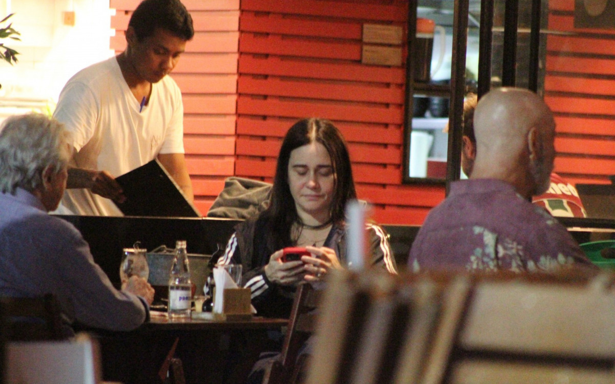 Alessandra Negrini toma drinks em bar do Rio acompanhada por amigo