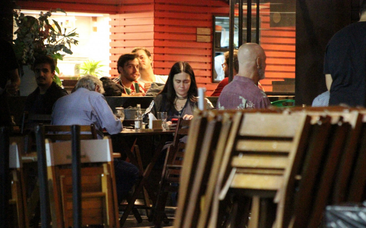 Alessandra Negrini toma drinks em bar do Rio acompanhada por amigo