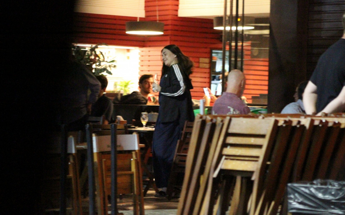 Alessandra Negrini toma drinks em bar do Rio acompanhada por amigo