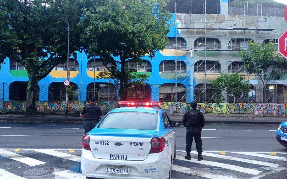 Na semana passada, a PM do Rio reforçou a segurança em unidades de ensino, como neste Ciep na Tijuca