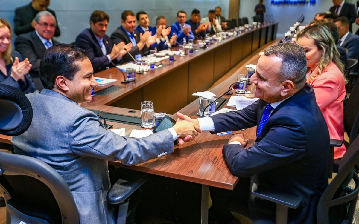 O prefeito Waguinho &eacute; cumprimentado pelo presidente nacional do Republicanos, o deputado Marcos Pereira, na filia&ccedil;&atilde;o ao partido em Bras&iacute;lia