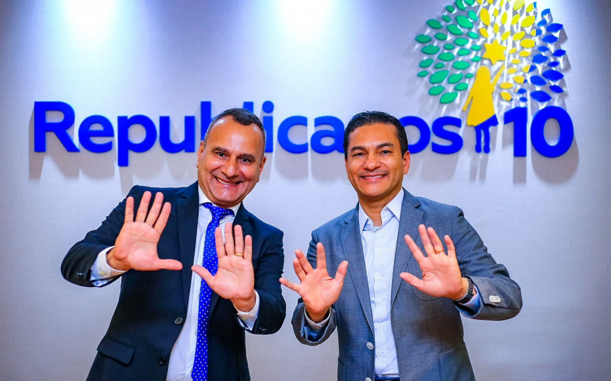 O prefeito Waguinho (E), ao lado do presidente nacional do Republicanos, o deputado federal Marcos Pereira