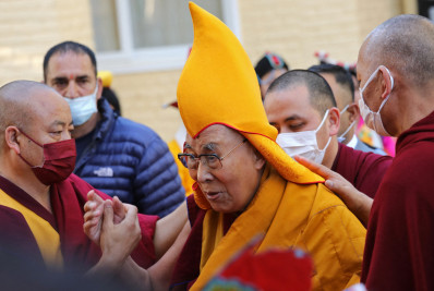 Dalai Lama pede desculpas após pedir para menino 'chupar' sua língua 