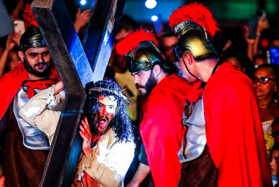 Espetáculo ‘A Paixão de Cristo’ emociona público em Belford Roxo
