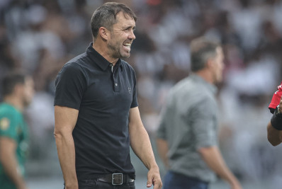 Decisão de negociar Allan com o Flamengo teria pesado em irritação de Coudet com o Atlético-MG