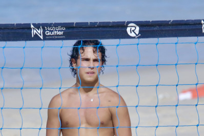 Ator Igor Jansen exibe músculos em praia da Barra