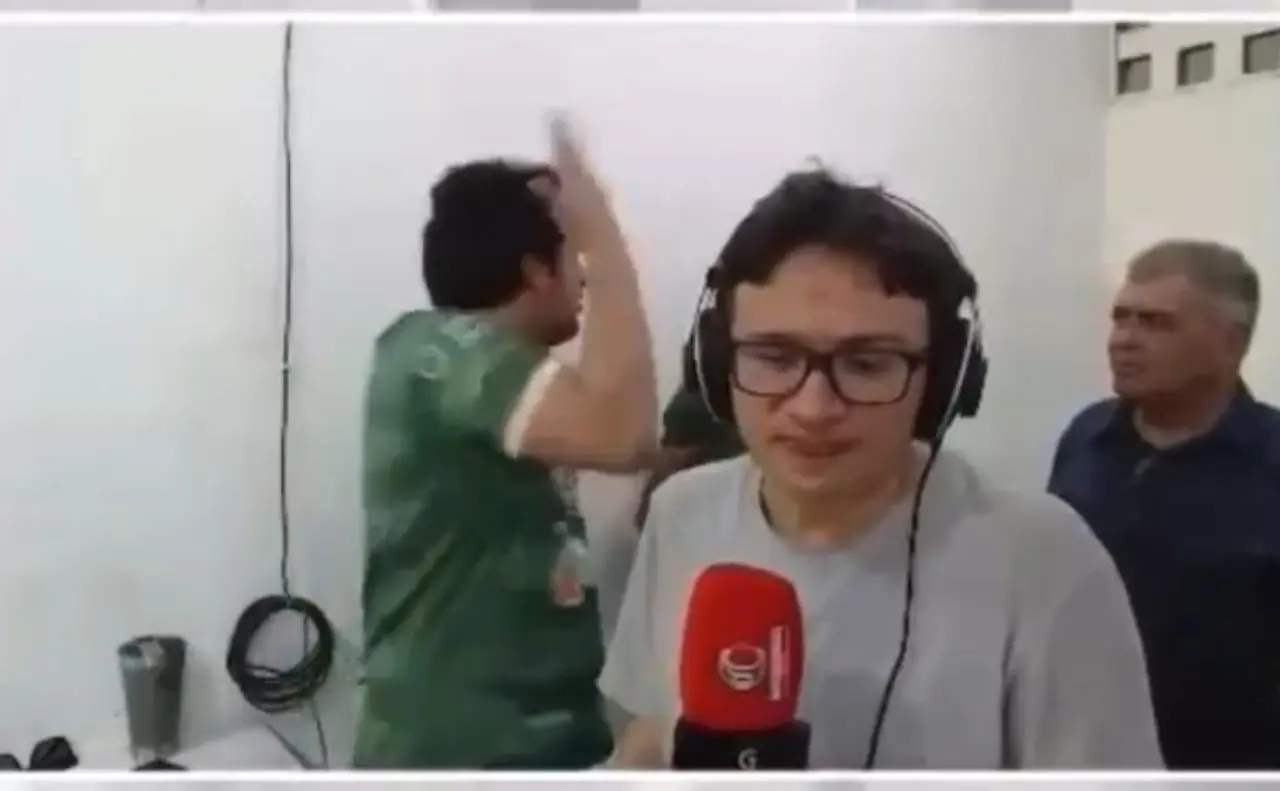 Vídeo: equipe de transmissão de rádio briga durante jogo