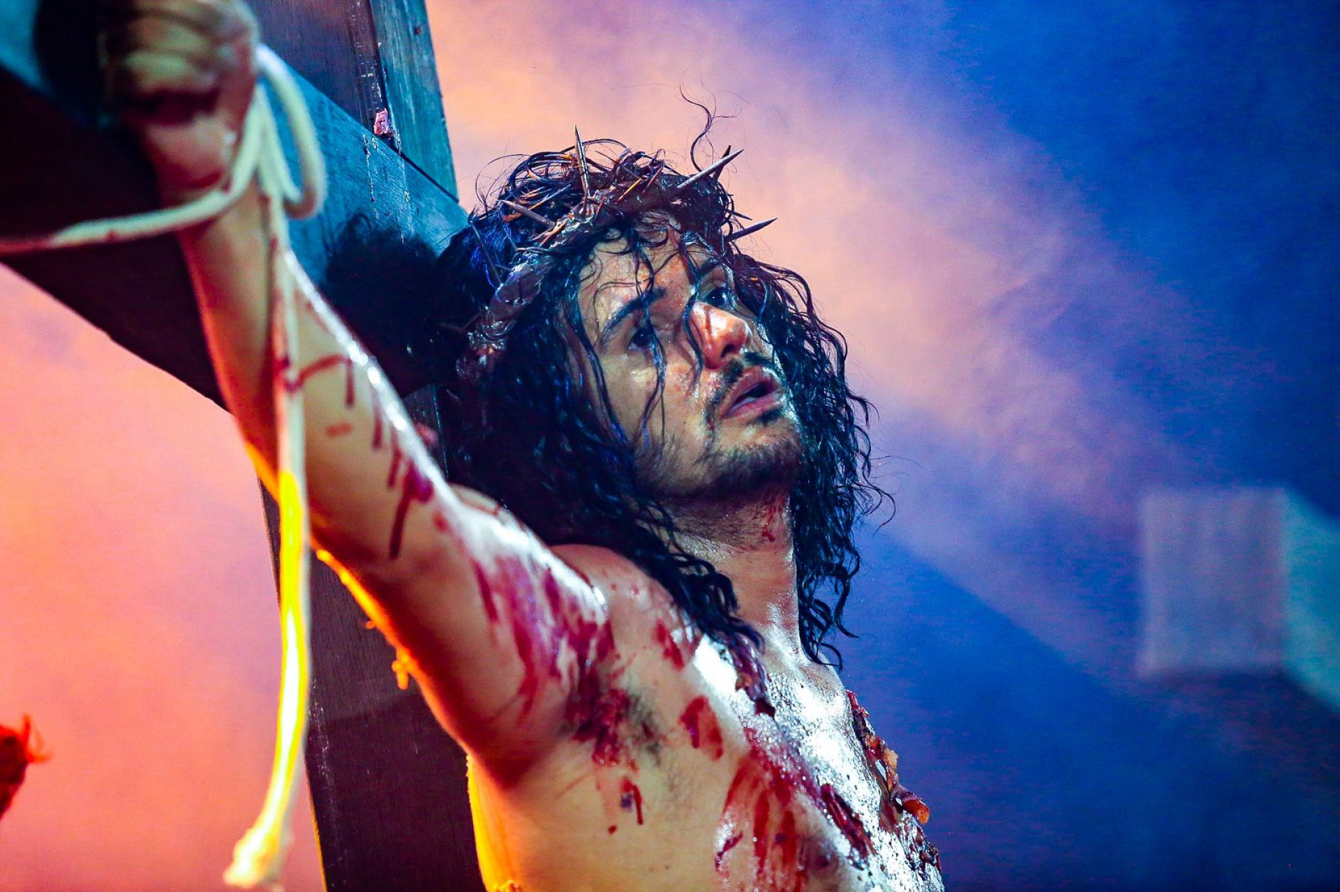 O sofrimento de Jesus Cristo sendo crucificado foi retratado na pe&ccedil;a e arrancou aplausos e l&aacute;grimas do p&uacute;blico - Rafael Barreto / PMBR