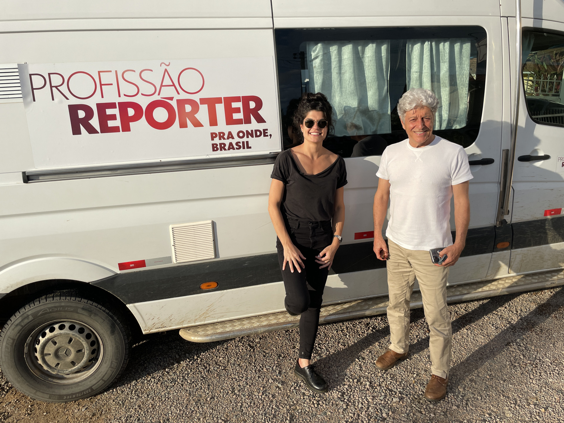 Caco Barcellos e a repórter Danielle Zampollo - Globo/Divulgação