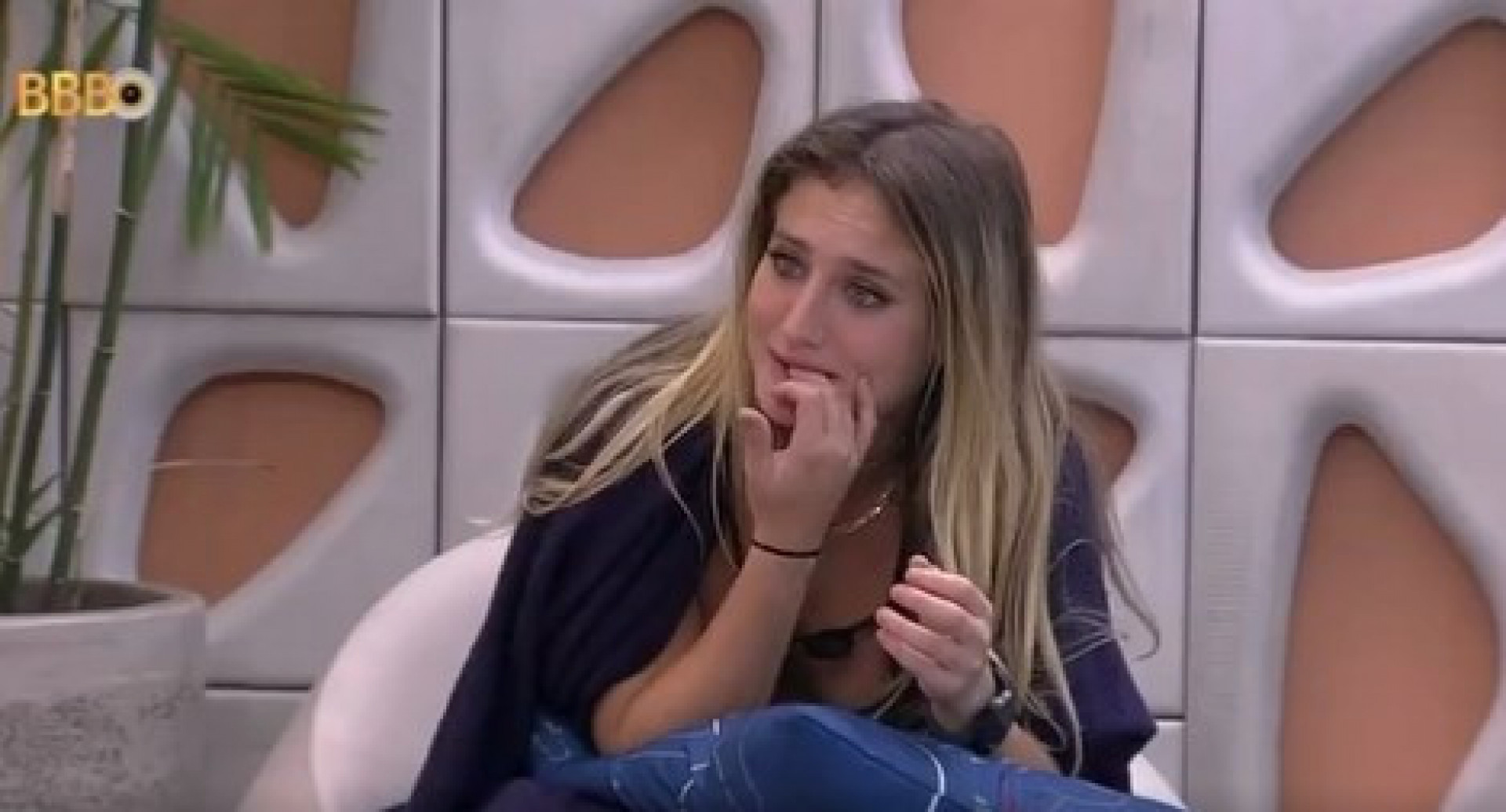 Bruna Griphao conversava com sisters na área externa da casa - Reprodução/Globo