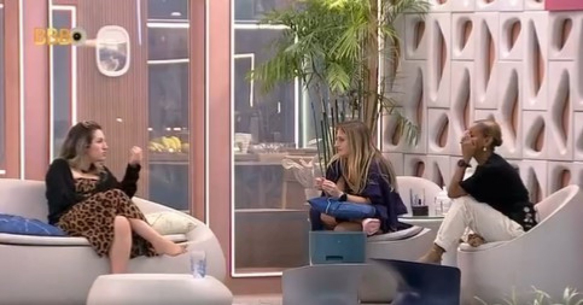 Amanda, Bruna Griphao e Aline Wirley na área externa da casa - Reprodução/Globo
