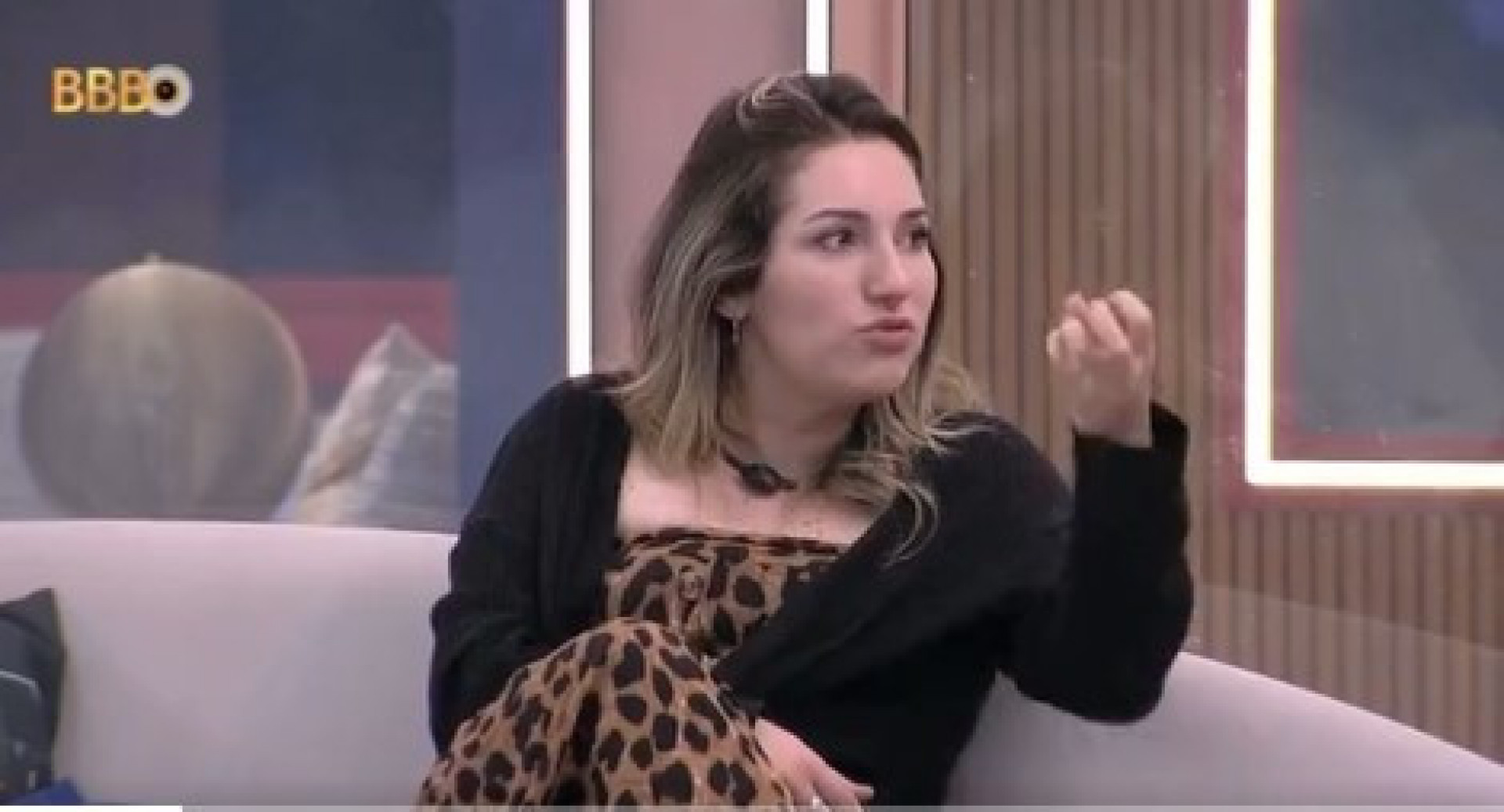 Amanda conversa com as amigas na área externa  - Reprodução/Globo