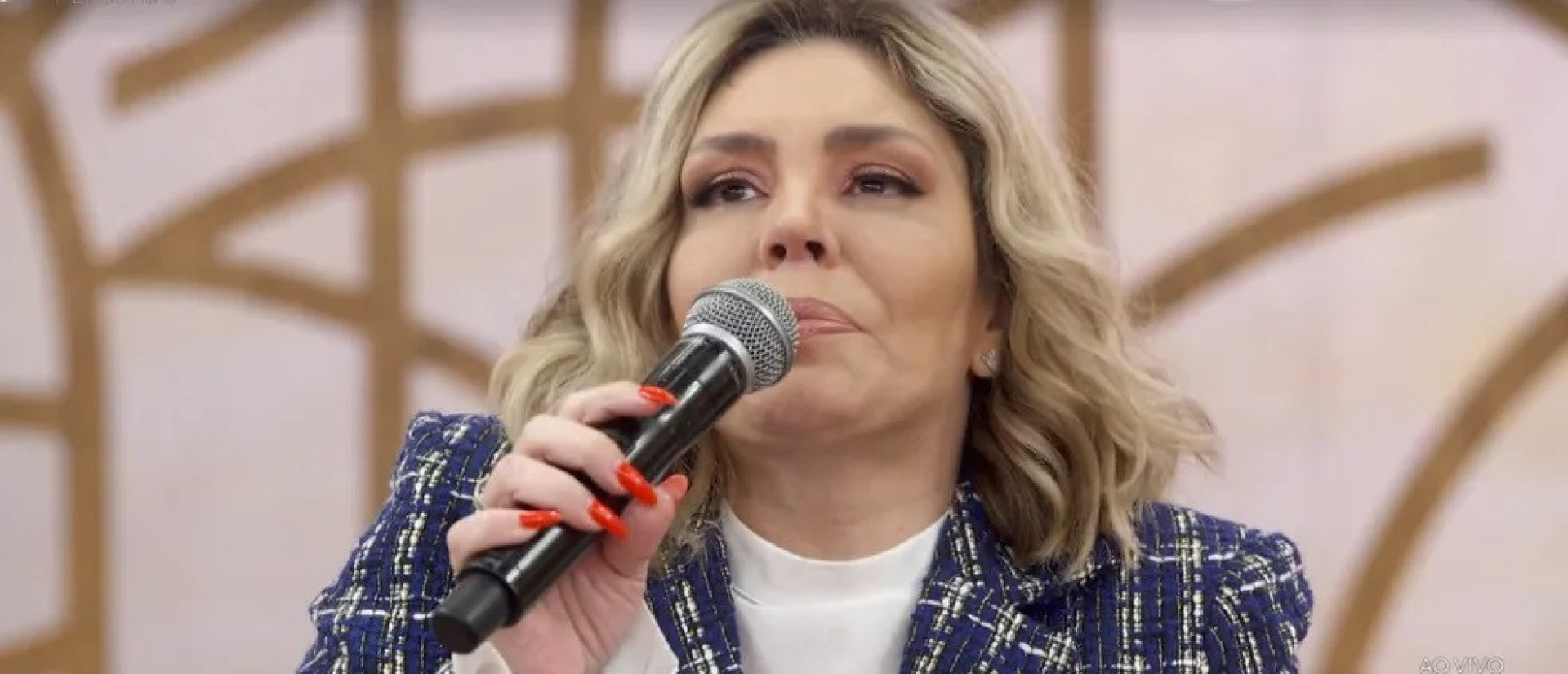 Simony se emociona ao falar sobre luta contra o câncer no 'Encontro' - Reprodução