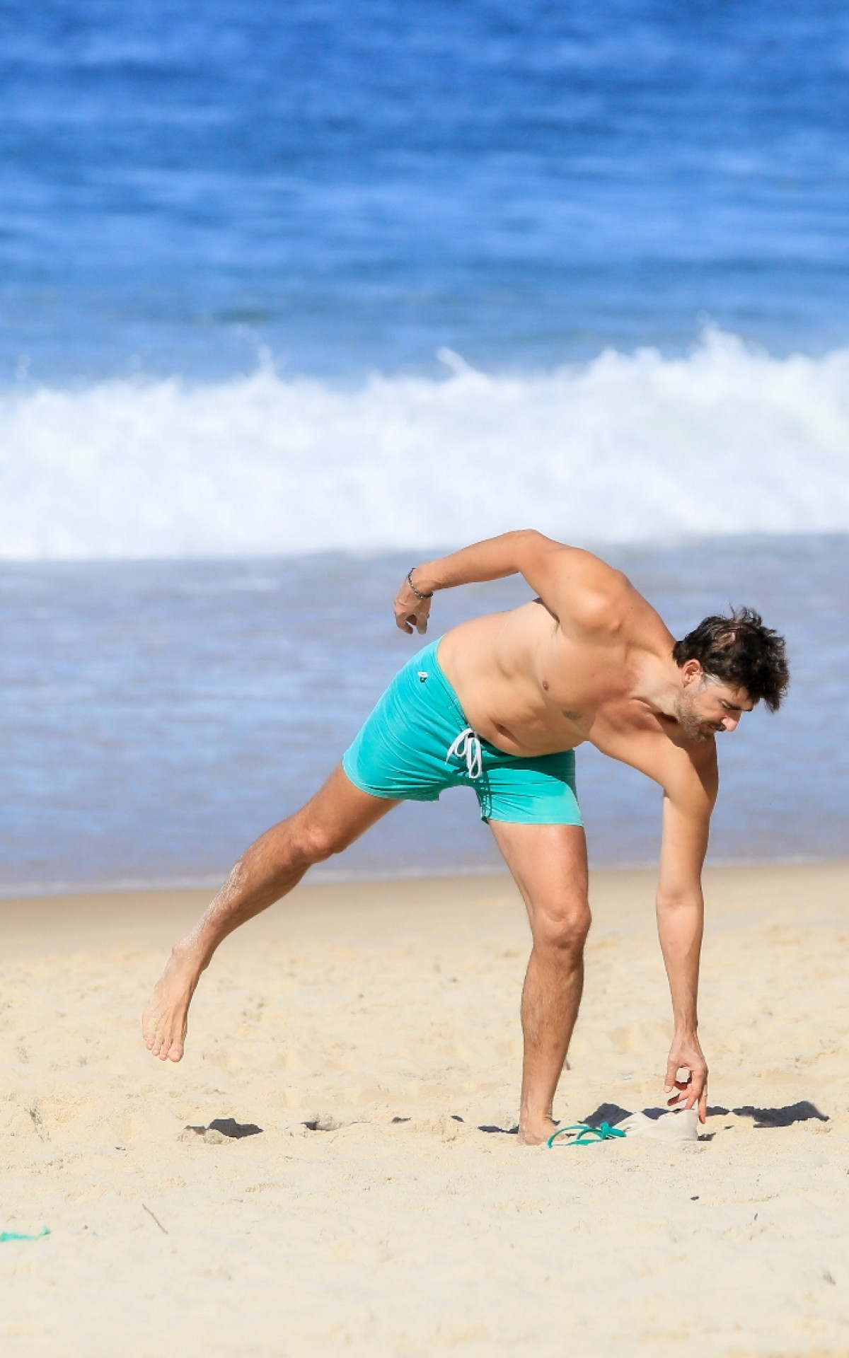 Reynaldo Gianecchini curte dia de praia no Leblon, na Zona Sul do Rio, na manh&atilde; desta ter&ccedil;a-feira