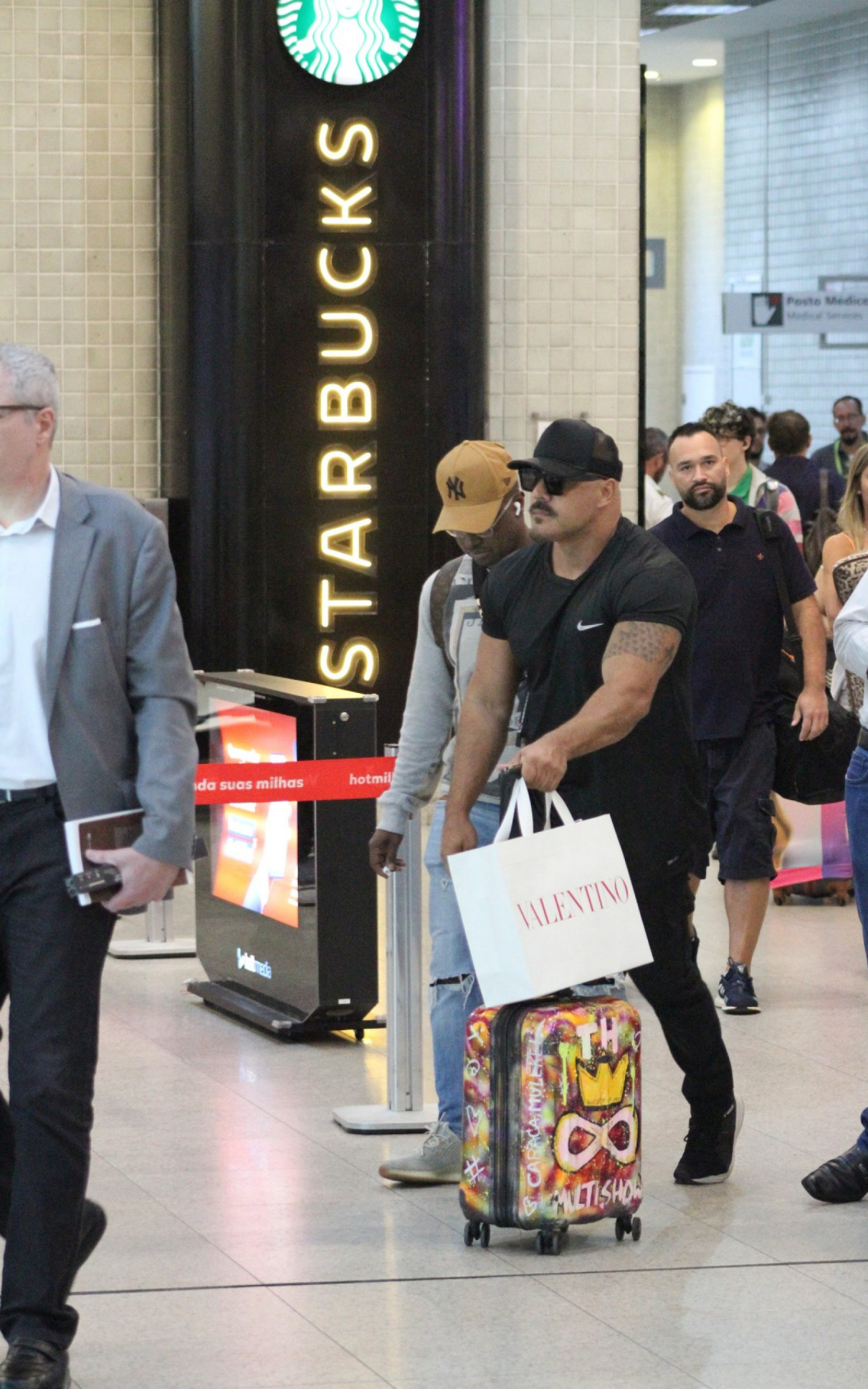 Thiaguinho desembarca no aeroporto Santos Dumont, no Rio, na manh&atilde; desta ter&ccedil;a-feira