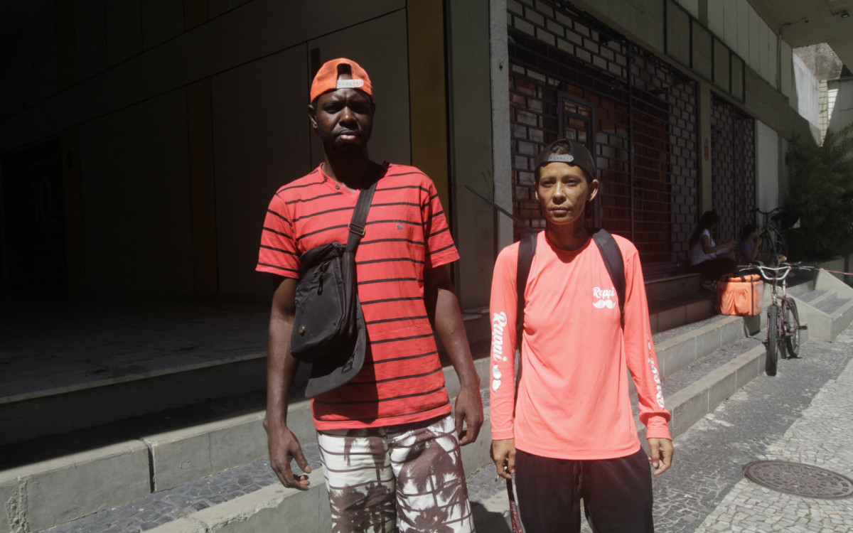 Entregadores que foram agredidos em São Conrado. Na foto, Max Ângelo e Viviane Maria. - Marcos Porto/Agencia O Dia