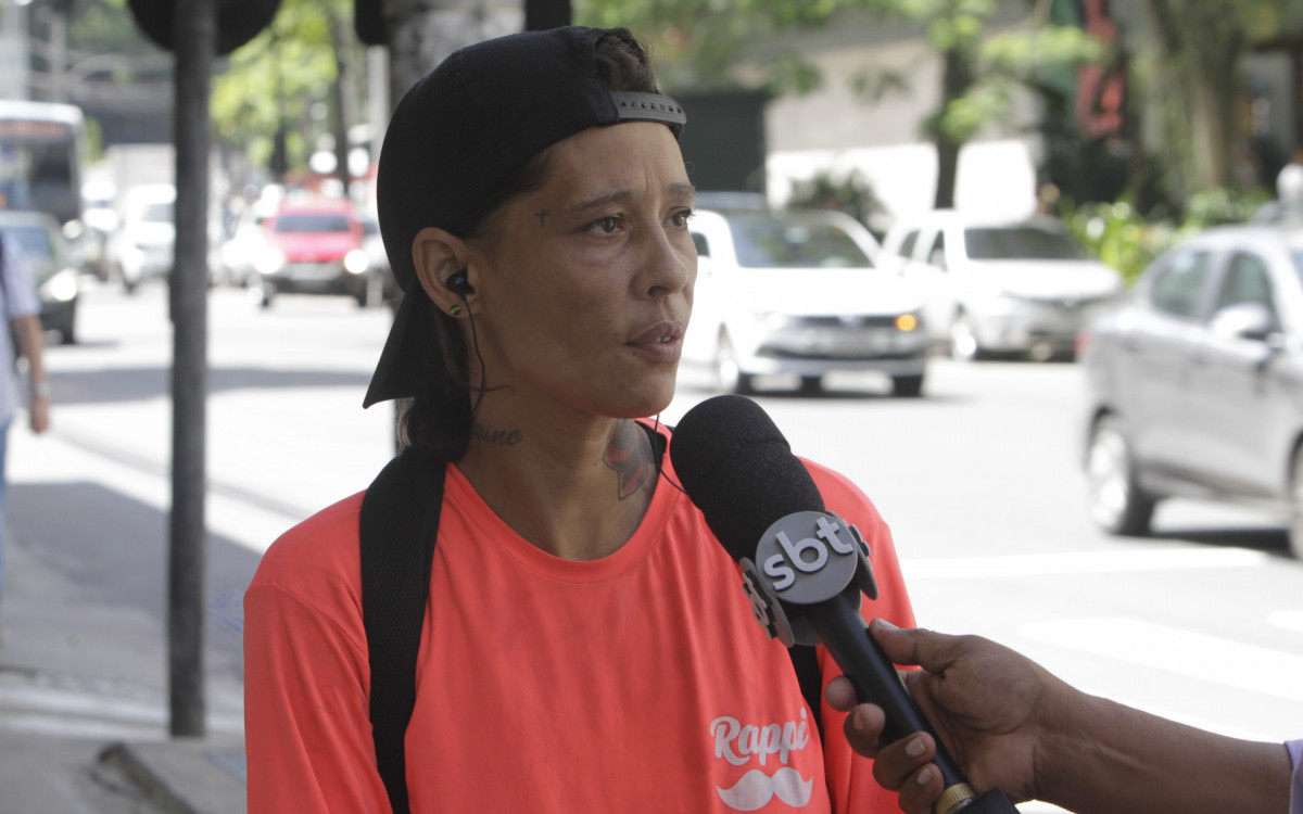 Entregadores que foram agredidos em São Conrado. Na foto, Viviane Maria. - Marcos Porto