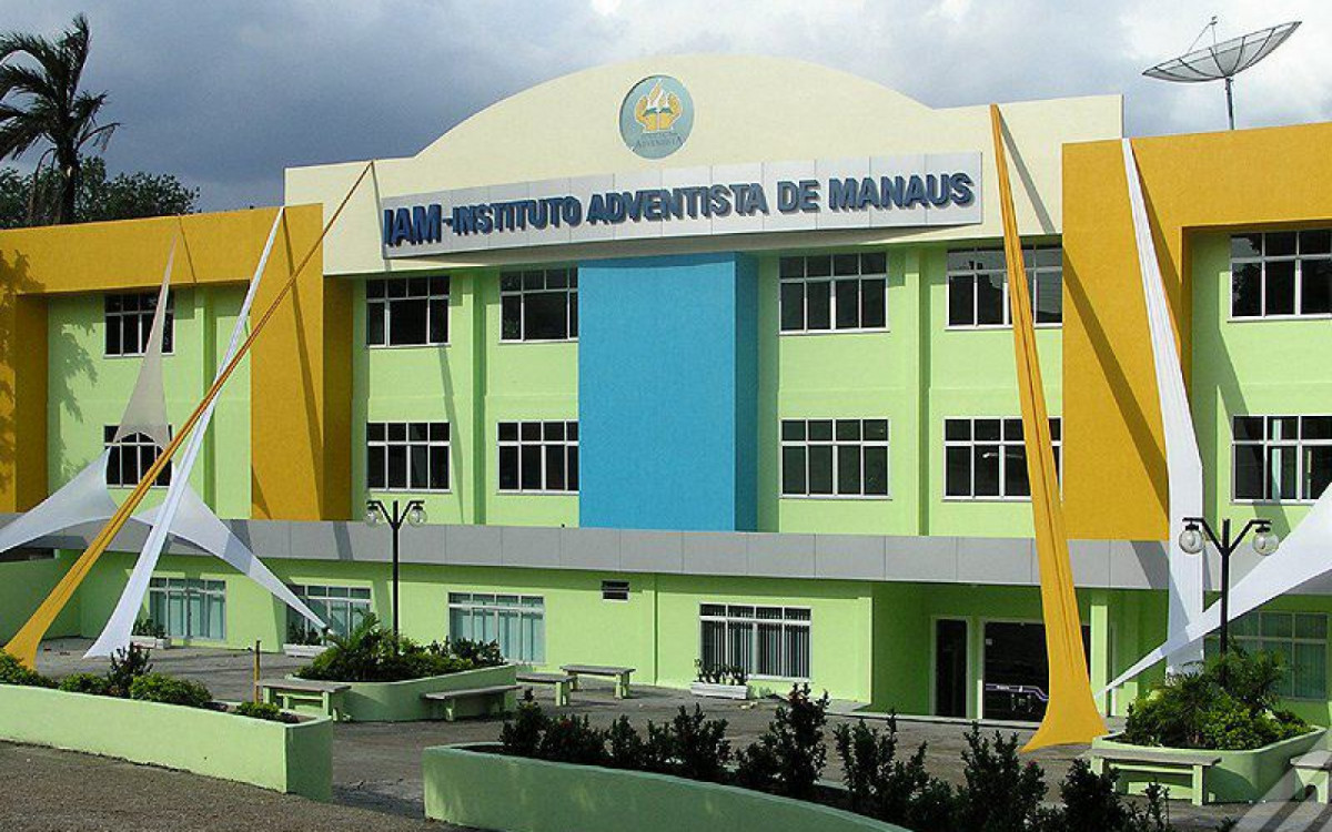 Dois estudantes e uma professora ficaram feridos após aluno atacar o Instituto Adventista de Manaus