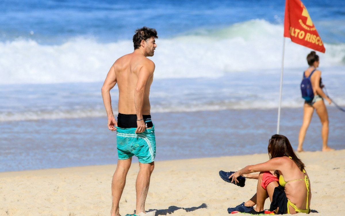Reynaldo Gianecchini curte dia de praia no Leblon, na Zona Sul do Rio, na manh&atilde; desta ter&ccedil;a-feira