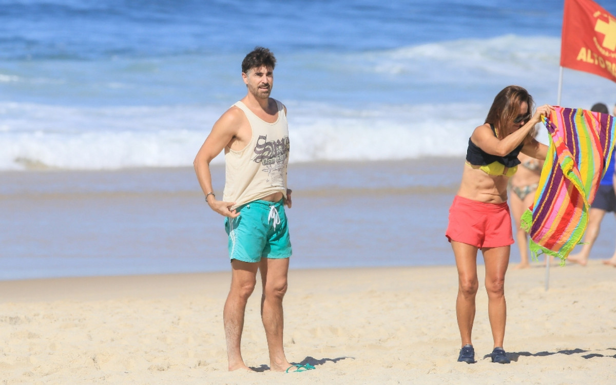 Reynaldo Gianecchini curte dia de praia no Leblon, na Zona Sul do Rio, na manhã desta terça-feira - JC Pereira / Ag. News